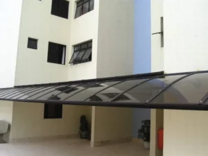 Toldos Retráteis vs. Toldos Fixos: Qual a Melhor Opção?